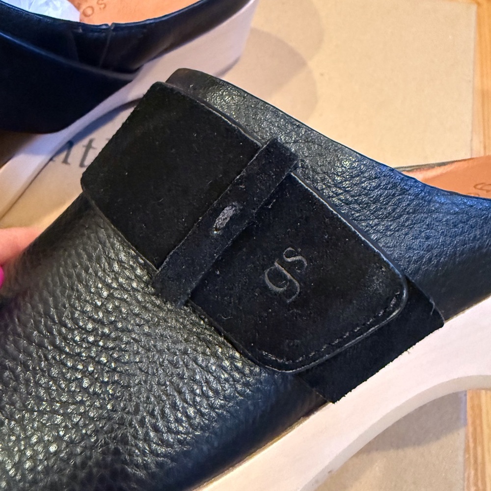 Henley Clog Gentle Souls by Kenneth Cole. Women’s black leather/suede. Size 6.5. - Picture 9 of 13